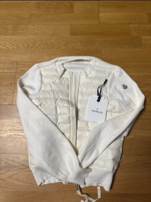 Moncler cardigan  - En fin moncler cardigan helt ny pris kan diskuteras privat. Kvitto finns privat