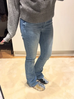 Utsvängda jeans - Ljus blåa jeans som är utsvängda, knappast använda så i väldigt fint skick😊 storlek: s/32