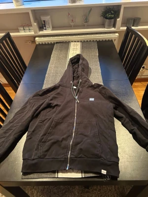 Svart les deux hoodie med dragkedja och huva - Skriv för fler bilder. Lite skrynklig eftersom den legat i garderoben