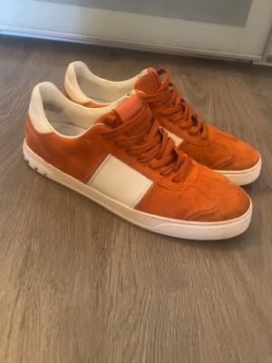 Flycrews - Oranga flycrews i storlek 47. Men dom passar även 46. Dom är i bra skick och alla nitar är kvar. Ej skobox 