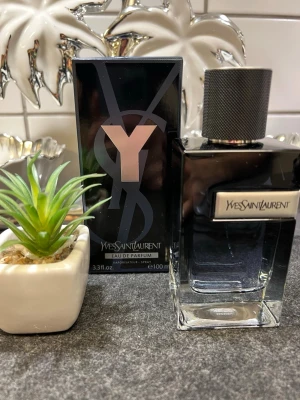 Yves Saint Laurent Y Eau de Parfum - Yves Saint Laurent Y Eau de Parfum 100ml full flaska och ej använd 🥶💙