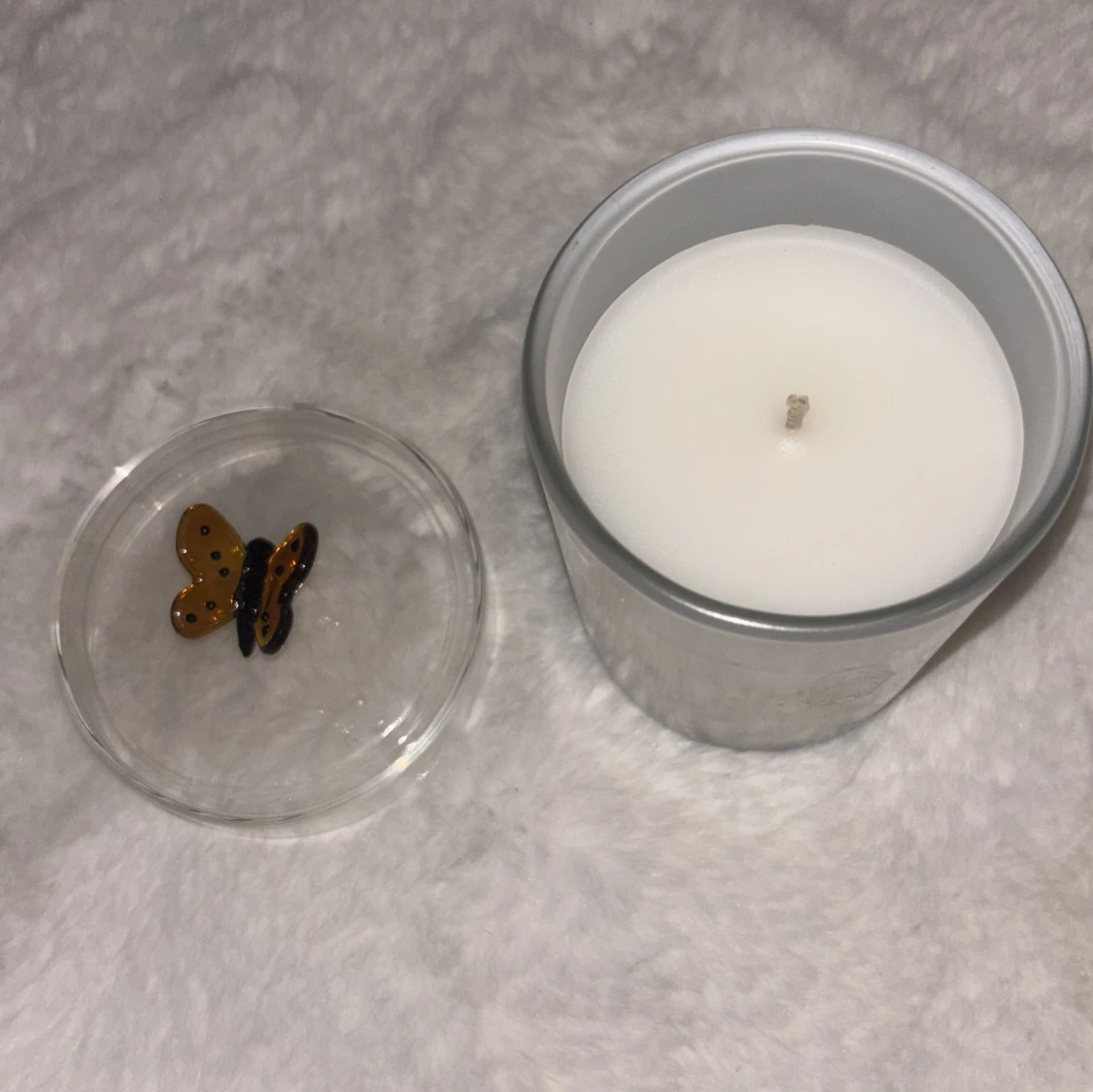 Vit doftljus i glas med fjäril - 1