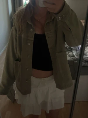 Jeans jacka - Super snygg grön jeans jacka! Från Zara, använd men i mycket bra skick!