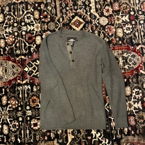 Stickad Henley - Stickad Henley från HM i fint skick. Storlek S passar upp till 185. Går gärna ner i pris vid snabb affär