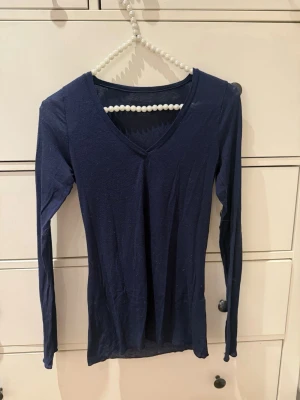 Mörkblå intimissimi tröja - En enkel och stilren mörkblå långärmad topp med med lätt v ringning från intimissimi Storlek S🥰 säljer denna tröja då jag beställde fel model därmed aldrig använd💕Pris kan diskuteras 