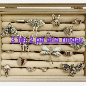 3 för 2 på alla ringar ❣️ -  Obs. En del ringar är exkluderade från erbjudandet. Massa olika ringar i olika modeller. De är justerbar och passar därför alla. Ringarna är guld/silver pläterade.  Skriv för specifika bilder och pris då vissa är billigare än andra ! Kontakta vid intresse av köp! 💓( pris mellan 89-139kr )