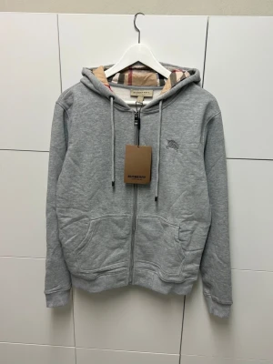 Burberry Hoodie  - Helt ny aldrig använd. Storlek: S passar XS. Snabb frakt.