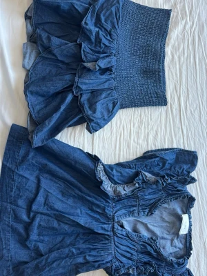 Blå volangset i denimstil - Supersött set från neo noir i denimlook med volangdetaljer och v-ringning. 