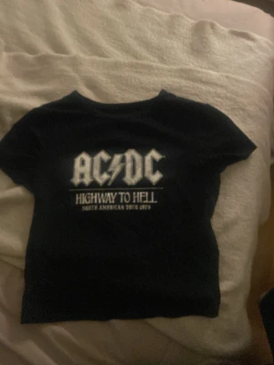 Svart AC/DC Highway to Hell t-shirt - Svart AC/DC t shirt som jag köpte i spanien💕 m men passar också s. Använt en gång!