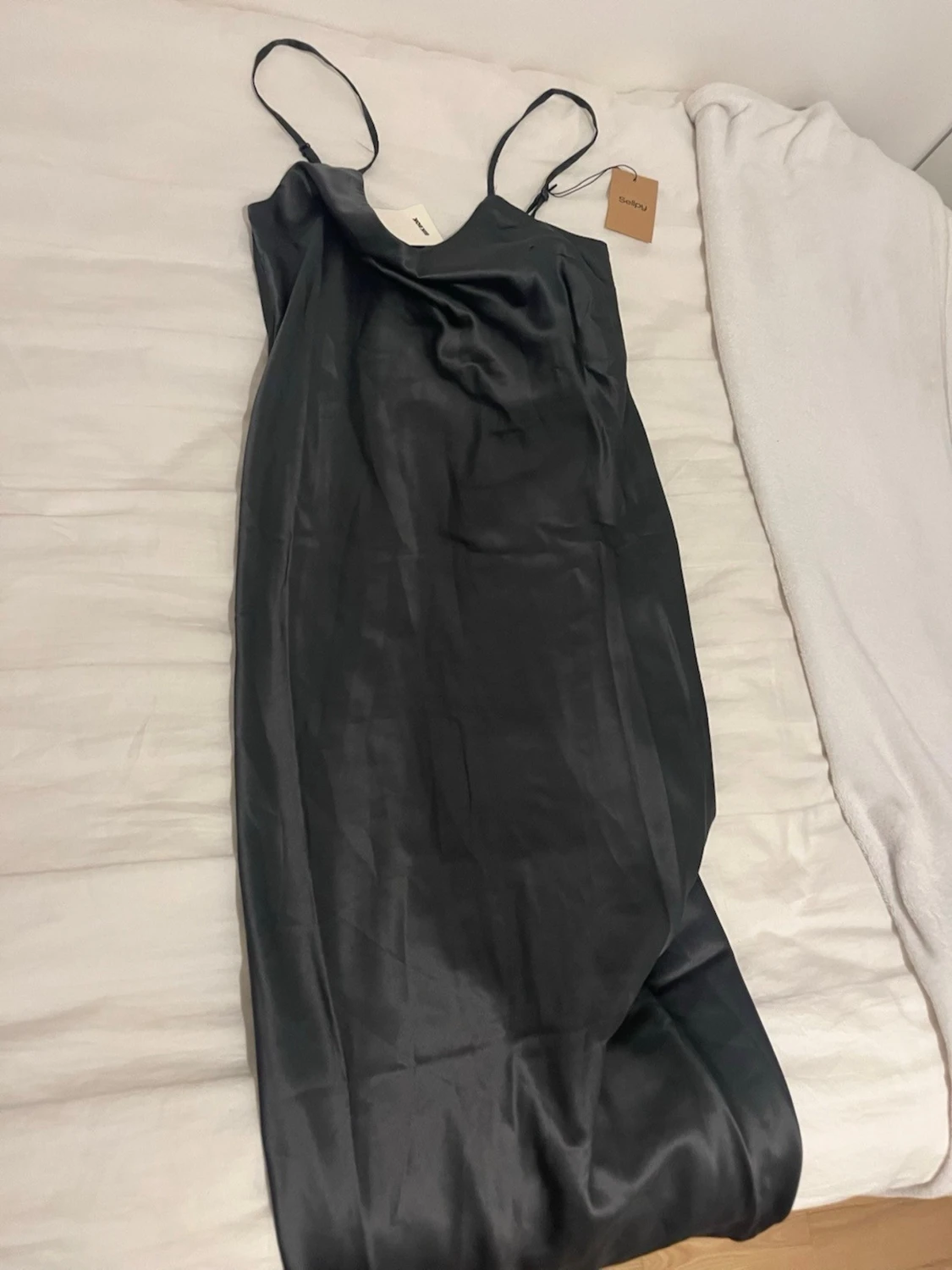 Grå satinklänning med slits - 3