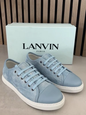 Ljusblå sneakers från Lanvin - Helt nya lanvin skor i färgen ljusblå helt nya inte rörda box och äktahetsbevis, skorna är helt nya med box och allt som om det vore från lanvins egna hemsida nypris 5199kr, pris kan diskuteras vid köp kom med bud vid intresse 👍