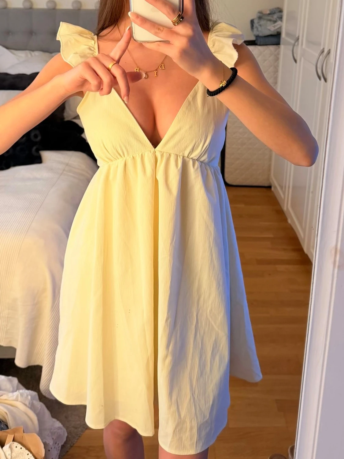 Vit kort klänning med volangaxlar - 1