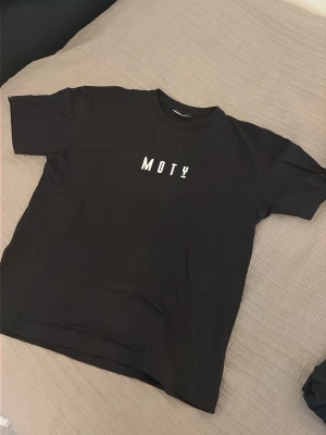 Svart t-shirt MOTY/jireel merch - Svart t-shirt från merch by MOTY/jireel. Endast testad. Storlek L. Unisex.