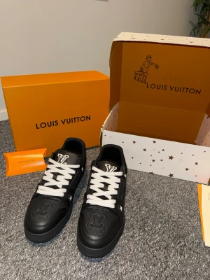 Louis Vuitton svarta sneakers - Lv skor riktigt bra kvalitet storlek 46.