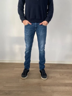 Dondup Jeans - Säljer ett par helt nya blå dondup jeans för endast 749kr!                                                                             Nypris:3999kr därav väldigt bra erbjudande.             Modell: skinny fit                                                            Om ni har några frågor är det bara att fråga på!   