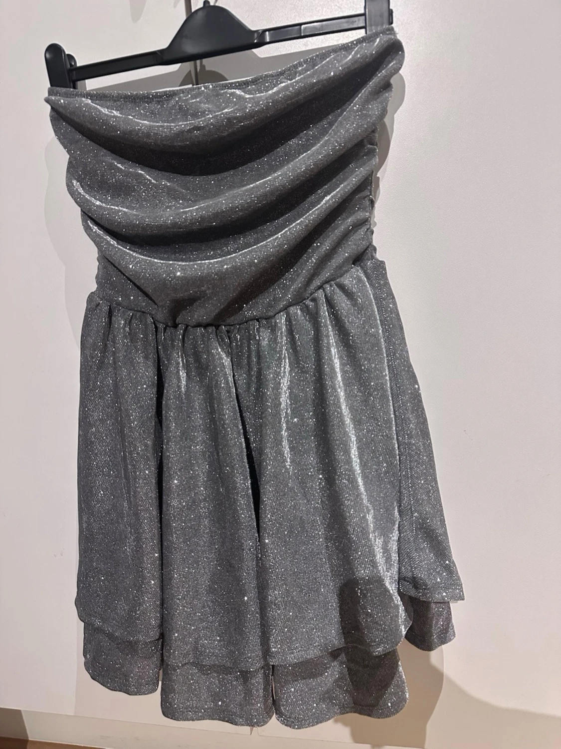 Glittrig axelbandslös klänning - 6