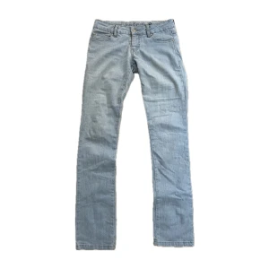 Ljusblå jeans från SisterSpoint - Lågmidjade ljusblåa straight/bootcut jeans, gylfen har tyvärr gått sönder så den åker ner men de går att fixa lösningar till de, fina broderingar på fickorna. Köpte här på plick och bilderna är från gamla säljaren, säljer dem då de var något små för mig.