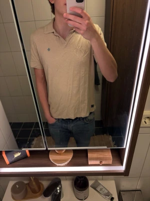 Beige piké  från Morris - Beige piké från Morris, size M. Jag är 187cm och 75kg