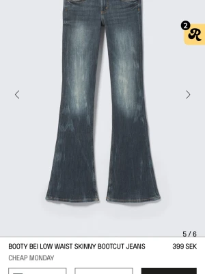 Bootcut jeans från Cheap Monday - Säljer mina cheap monday jeans från weekday då dem inte kommer till användning, använda 3ggr storlek w26 längd 30. Jeansen har en cool tvättad look och ett grönt Cheap Monday-märke bak i midjan. Tillverkade i klassiskt denimtyg med stretch för extra komfort.