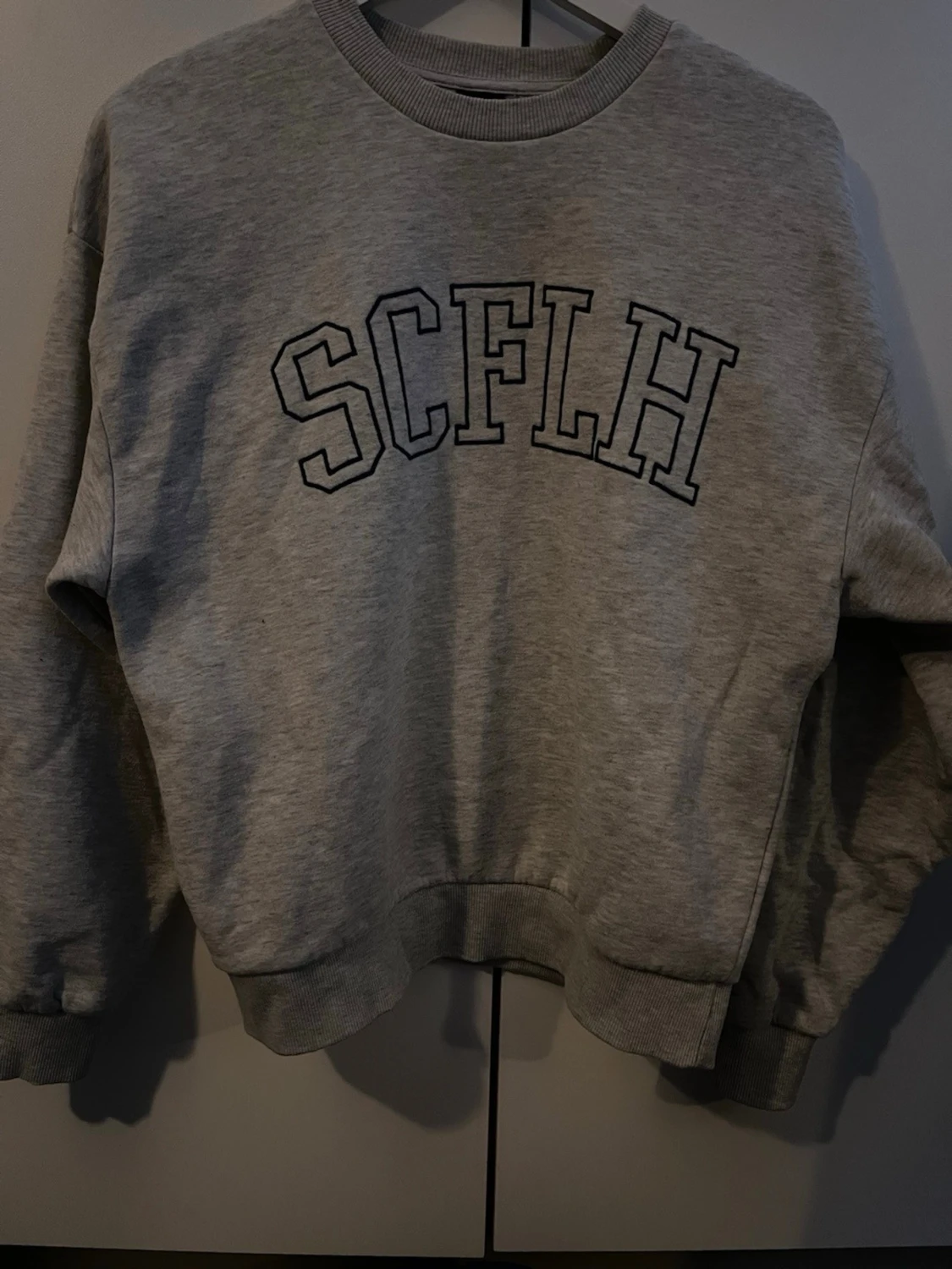 Grå sweatshirt