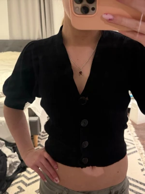 Svart croppad topp med knappar - Skitsnygg stickad topp i storlek xs/s nyskick!! 