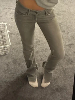 7 for all mankind jeans - Jätte snygga 7 for all mankind jeans som inte används. De har en klippt slits nertill men ser inte alls konstigt ut eller något. Dom är rätt så raka i modellen men rätt lösa ner till. Även super enkla att sy ut vidare om man vill💕