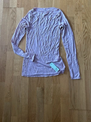 Ljusrosa långärmad topp från Intimissimi  - En tunn och mjuk långärmad topp från Intimissimi i en ljusrosa nyans. 