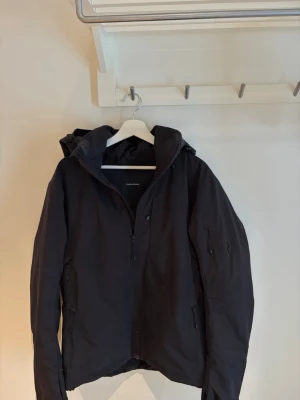 Peak Performance Maroon 2 Skidjacka - HIPE Core+ - Lätt isolerad skidjacka från Peak Performance i storlek L. - Vattentät (10 000mm) - Vindtät - Andas (10 000g/m2/24h)