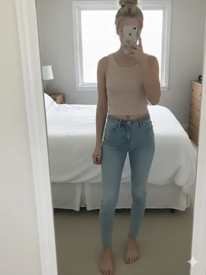 Beige ribbad croppad linnetopp - Säljer en beige croppad linnetopp från H&M i storlek L. Toppen är ribbad och ärmlös med rund halsringning. Perfekt till sommaren och enkel att matcha med olika stilar.