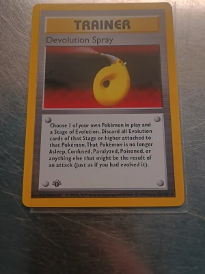 Devolution Spray 1st Edition  - Säljer ett original Pokémonkort, Devolution Spray Trainer från Base Set. Kortet har gul ram, färgstark illustration och tydlig text. Perfekt för samlare eller dig som vill komplettera din kortlek. Kortet är tryckt av Nintendo och har klassisk baksida med Pokéball.