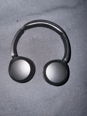 Sony hörlurar - Snygga svarta on-ear hörlurar med rund form och mjuka öronkuddar i konstläder. Bygeln är vadderad för extra komfort och designen är stilren och minimalistisk. Perfekta för musik, gaming eller videos. Sladdlös design för smidig användning.