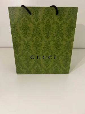 Gucci bälte  - Helt ny aldrig använt du får med allt du ser på bilderna. Snabb leverans skickas alltid genom 24h