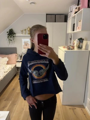 Mörkblå Zadig hoodie med tryck och huva - Cool mörkblå hoodie från Zadig & Voltaire i storlek XS💕