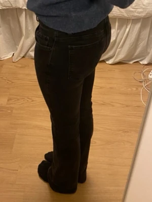 LTB Roxy Bootcut Jeans  - Säljer ett par svarta bootcut jeans från LTB modellen Roxy med klassisk femficksmodell och låg midja. Jeansen har en smal passform över låren och lätt utsvängda ben. Hör av dig vid frågor. 27x32