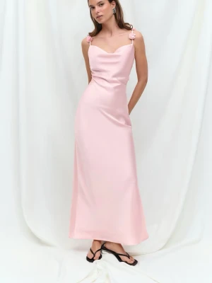 Rosa satin klänning - Elegant ljusrosa långklänning med smal passform och knytband med blomdetaljer på axlarna. Klänningen har en mjuk, draperad halsringning och är ärmlös. Materialet ser ut att vara satin eller silke, vilket ger en lyxig och glansig finish. Endast använd en gång!