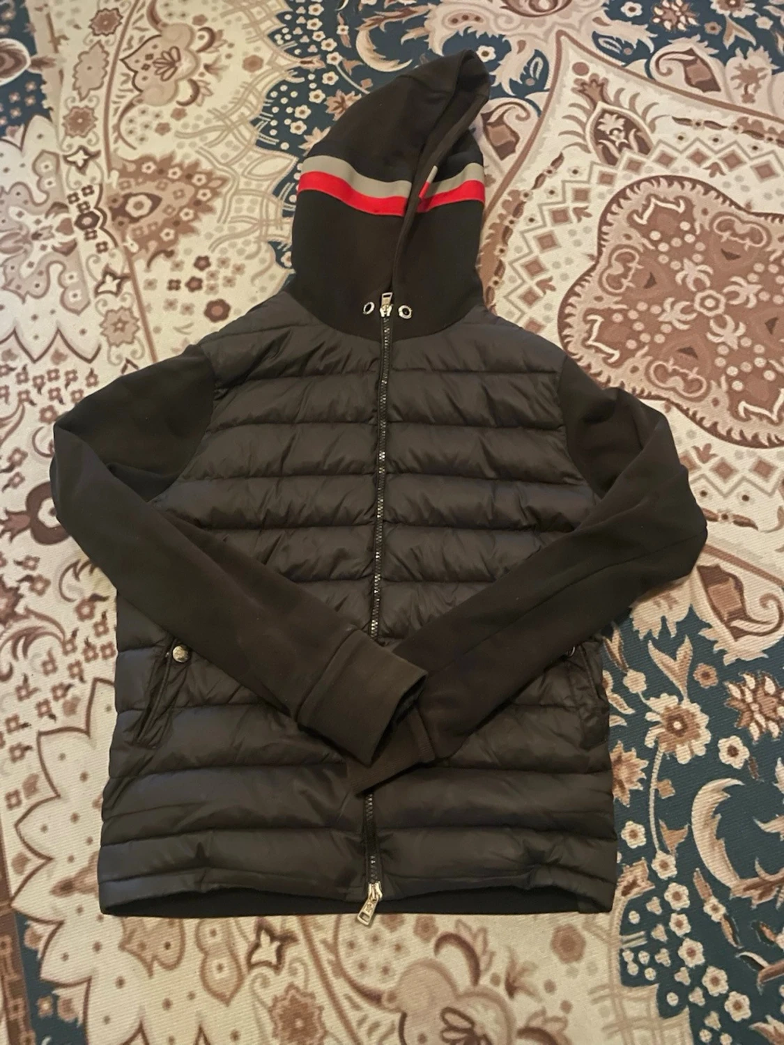 Svart pufferjacka med huva - 1