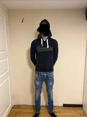 Blå replay slim jeans med slitningar  - Säljer ett par blå slim fit jeans med snygga slitningar och tvättade detaljer. Jeansen har klassisk femficksdesign och normal midja. Perfekta för en avslappnad och trendig stil.