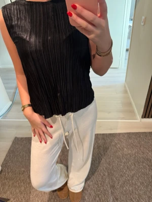 Svart plisserad ärmlös topp - Jättesnygg festtopp😍