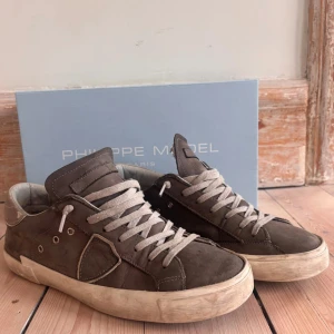 Gråa skor från Philippe Model - Feta Philippe model som är använda i cirkus 1 år. Dom är lite sönder vid snörningen och i hälen som ni kan se på bilden, annars bra skick. Säljer på grund av för små. Hör av er vid fler frågor!