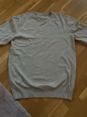 Kashmir tröja - Snygg och knappt använd kashmir tröja. Jag säljer den pågrund utav att den är för stor. Pris kan diskuteras