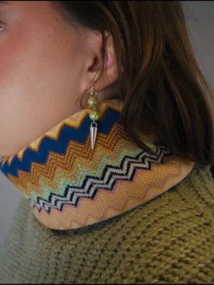 Gröna handgjorda pärlörhängen med nitar  - Jag gör dessa örhängen av återbrukade pärlor som jag har hittat på secondhand genom pärlhalsband. Jag skapar dessa örhängen av noggrant utvalda pärlor från secondhand – ett medvetet val för att ge vackra material ett nytt liv.  Eftersom pärlorna är återbrukade kan små märken eller färgskiftningar förekomma på t.ex. metallen. Undvik kontakt med vatten för att bevara smyckena så fina som möjligt. Alla örhängen är handgjorda och säljs i par 💖🫶🏻⚜️