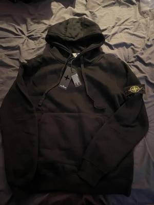 Stone Island Hoodie - En Svart Stone Island Hoodie som är helt ny! Pris kan diskuteras 