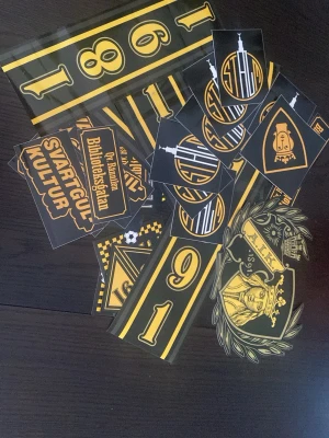 AIK klistermärken svart/gul - AIK Klibbor cirka 50 stycken. 