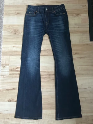 Weekday mörkblå bootcut jeans  - Så fina lågmidjade mörkblå bootcut jeans från Weekday. I helt nytt skick och endast provade. Ny pris ca 600 kr. 