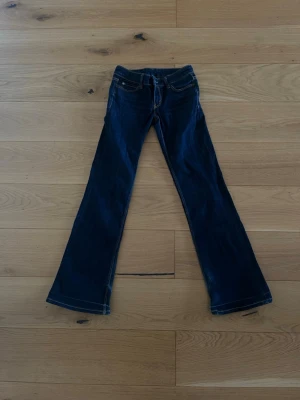 Mörkblå bootcut jeans från weekday - Snygga mörkblå bootcut jeans från weekday. Jag säljer de för har köpt nya. De har några defekter som ni kan se på bilderna därför säljer ja öven de billigt.💕