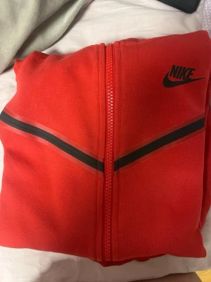 NIKE TECH - inga skador eller föäckar