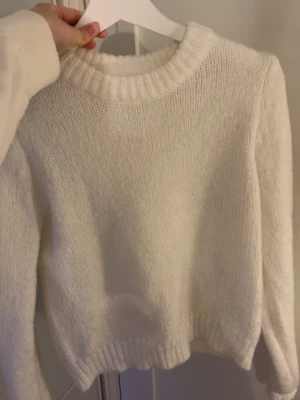 Vit stickad tröja  - Säljer denna mysiga vita stickade tröjan från NA-KD med rund halsringning. Storlek S💕