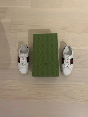 Gucci ace  - Bra skick. Använda men finns fortfarande liv kvar. Självklart äkta. Storlek 42. Uppfräschade med vit sko färg. Hör av er vid minsta lilla fundering! 