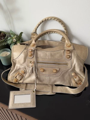 Balenciaga city bag  - Säljer den här skiitsnygga balenciaga väskan som är i nyskick !! 💕Väskan är lätt och får plats med både dator och böcker och fungerar därmed perfekt som skolväska! Färgen är något mörkare i verkligheten (se sista bilden). Väskan är såklart äkta vilket påvisas av serienumret och taggen. Skriv om ni har några frågor !! 😇