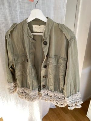 Grön jacka - Supersnygg grön jacka 🤍